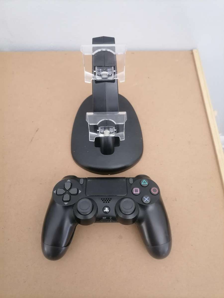 1 X ORIGINAL PS4 CONTROLLER AND 1 DUAL CHARGER AND DOCKING STATION - AMAZING CONDITION - 100% WORKIN