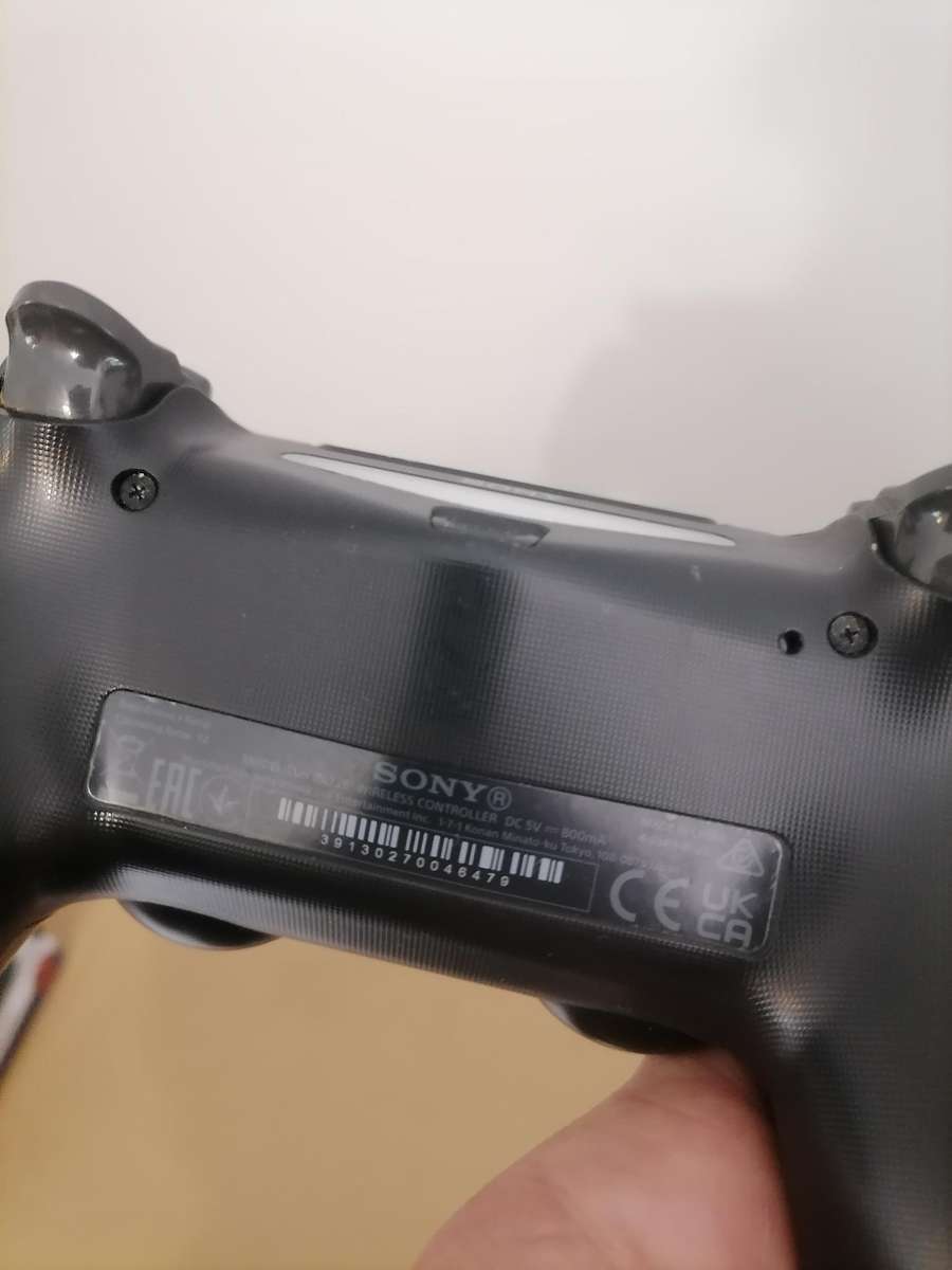 1 X ORIGINAL PS4 CONTROLLER AND 1 DUAL CHARGER AND DOCKING STATION - AMAZING CONDITION - 100% WORKIN