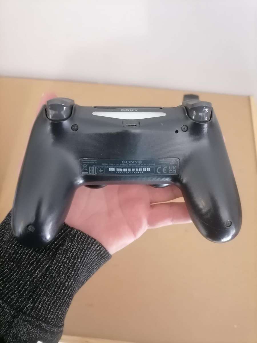 1 X ORIGINAL PS4 CONTROLLER AND 1 DUAL CHARGER AND DOCKING STATION - AMAZING CONDITION - 100% WORKIN