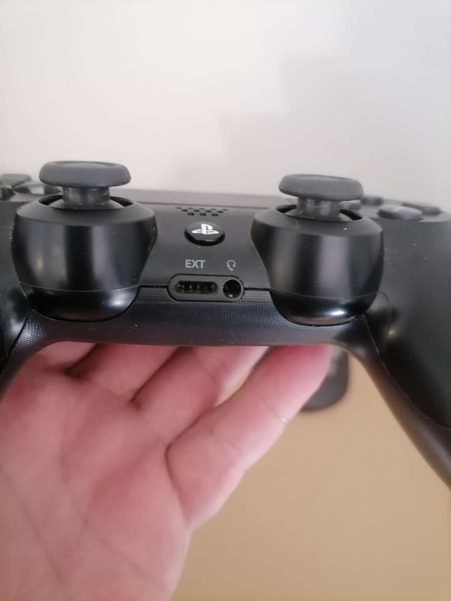 1 X ORIGINAL PS4 CONTROLLER AND 1 DUAL CHARGER AND DOCKING STATION - AMAZING CONDITION - 100% WORKIN