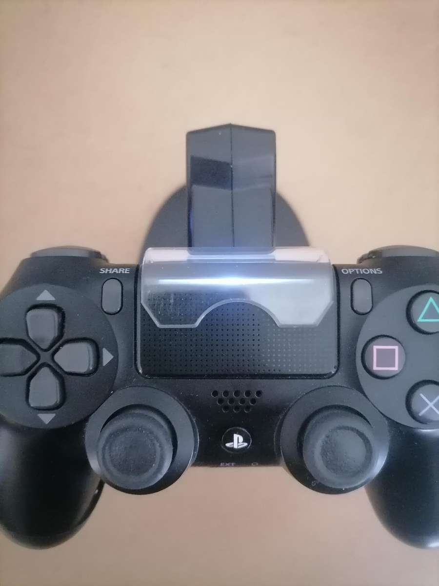 1 X ORIGINAL PS4 CONTROLLER AND 1 DUAL CHARGER AND DOCKING STATION - AMAZING CONDITION - 100% WORKIN