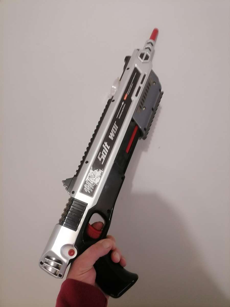 SALT WAR Salt Fly Killer Gun - Eliminates Insects in a Fun Way - Outdoor and Indoor Fly Swatter