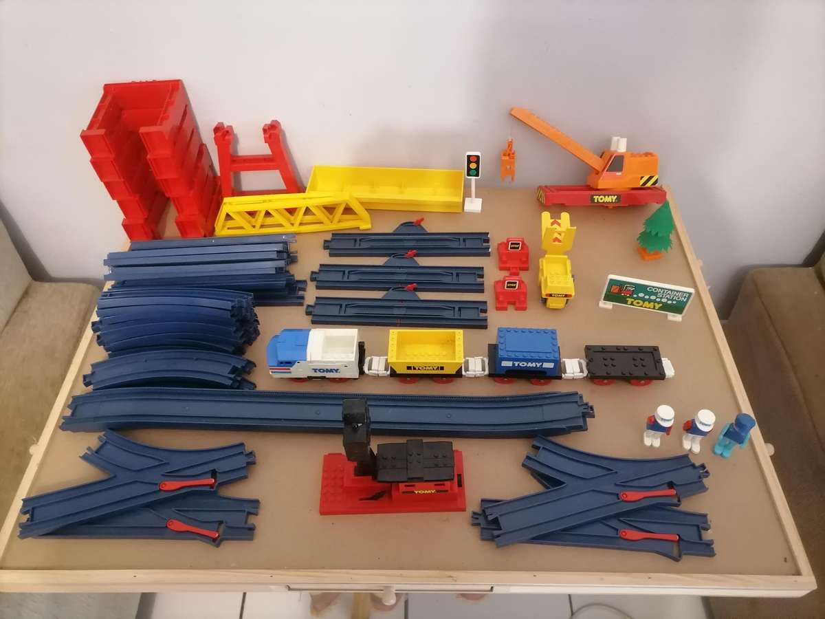 1987 VINTAGE TOMY THOMAS TOMYTRAIN 29 TRACKS, MOTORIZED TRAIN & MORE - MASSIVE BUNDLE