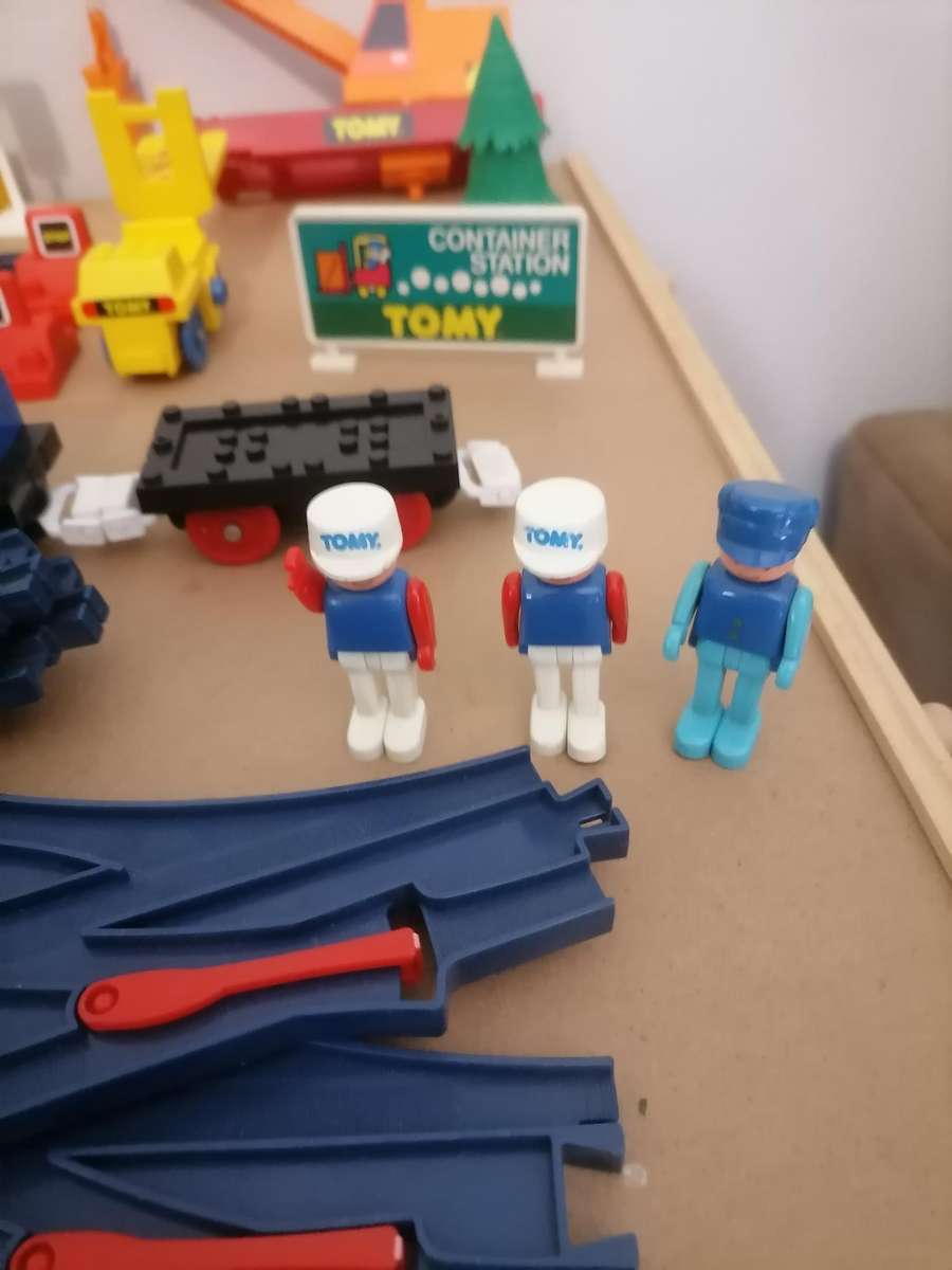 1987 VINTAGE TOMY THOMAS TOMYTRAIN 29 TRACKS, MOTORIZED TRAIN & MORE - MASSIVE BUNDLE