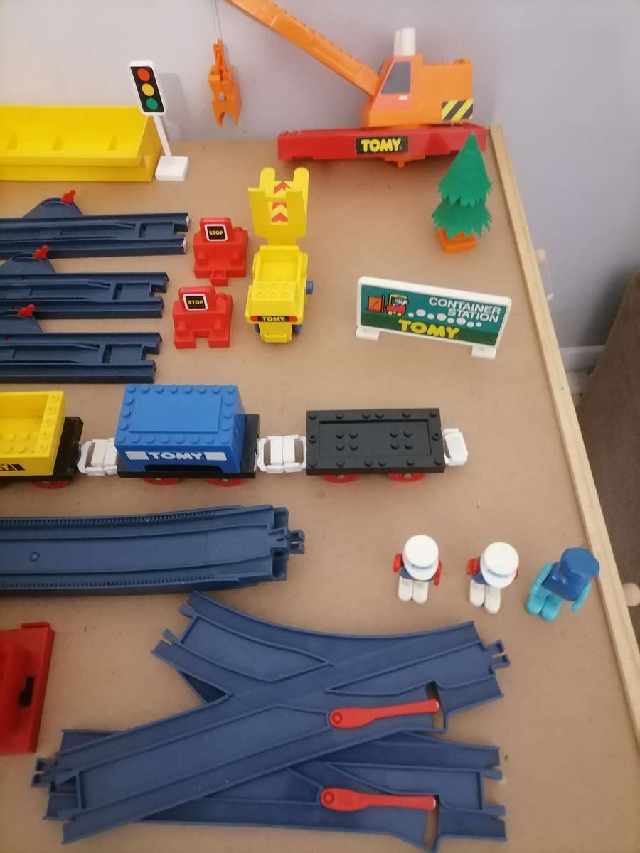 1987 VINTAGE TOMY THOMAS TOMYTRAIN 29 TRACKS, MOTORIZED TRAIN & MORE - MASSIVE BUNDLE