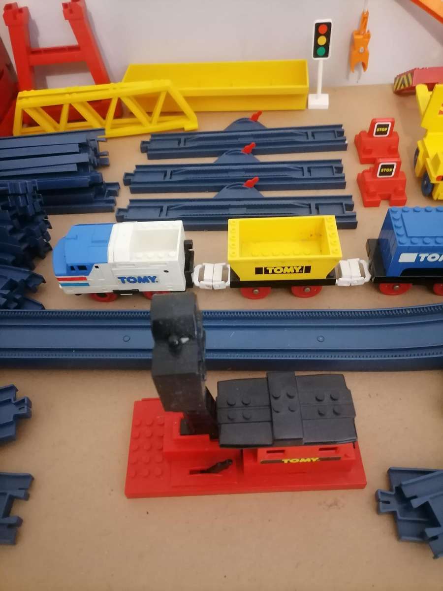 1987 VINTAGE TOMY THOMAS TOMYTRAIN 29 TRACKS, MOTORIZED TRAIN & MORE - MASSIVE BUNDLE