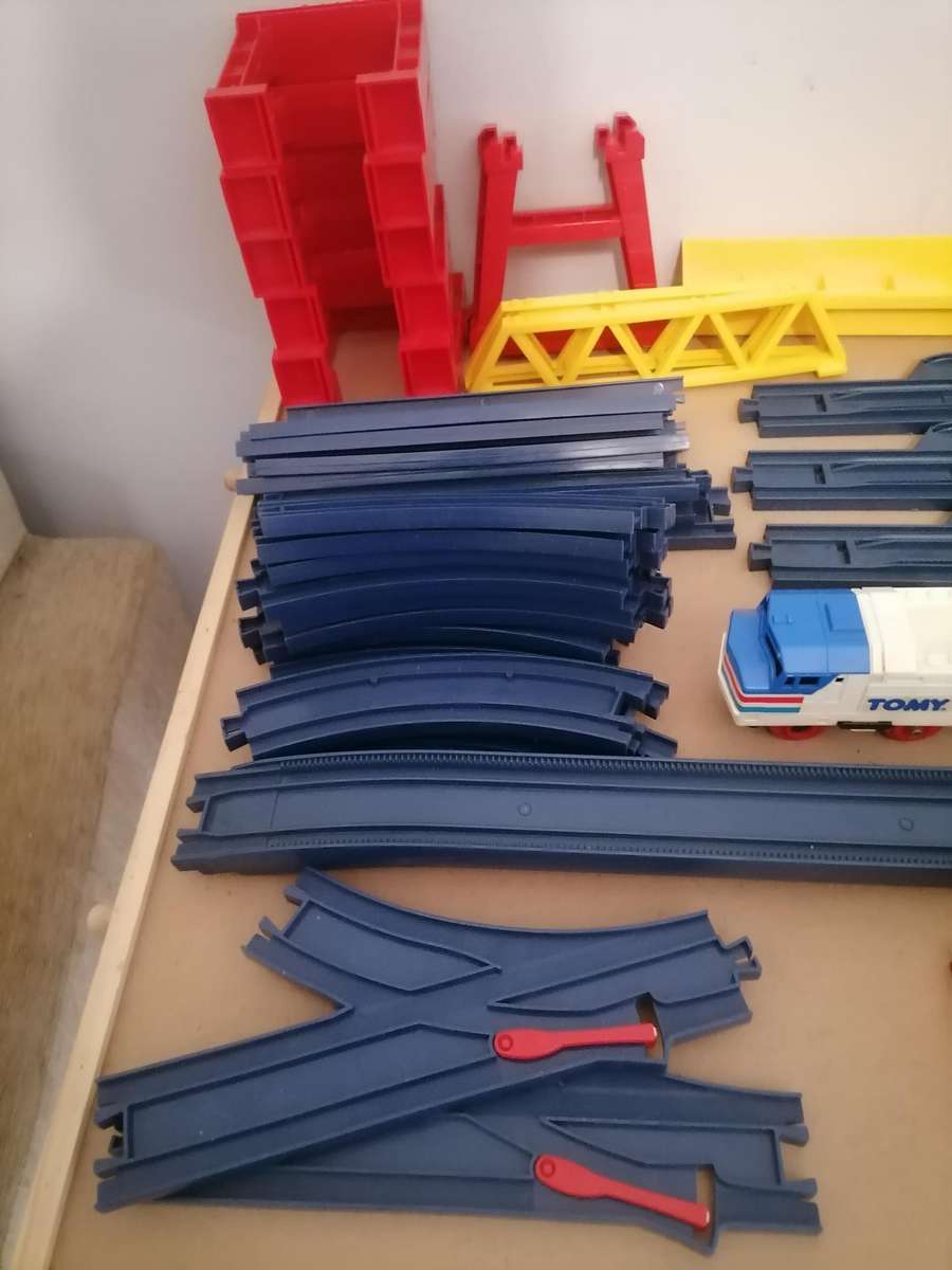 1987 VINTAGE TOMY THOMAS TOMYTRAIN 29 TRACKS, MOTORIZED TRAIN & MORE - MASSIVE BUNDLE