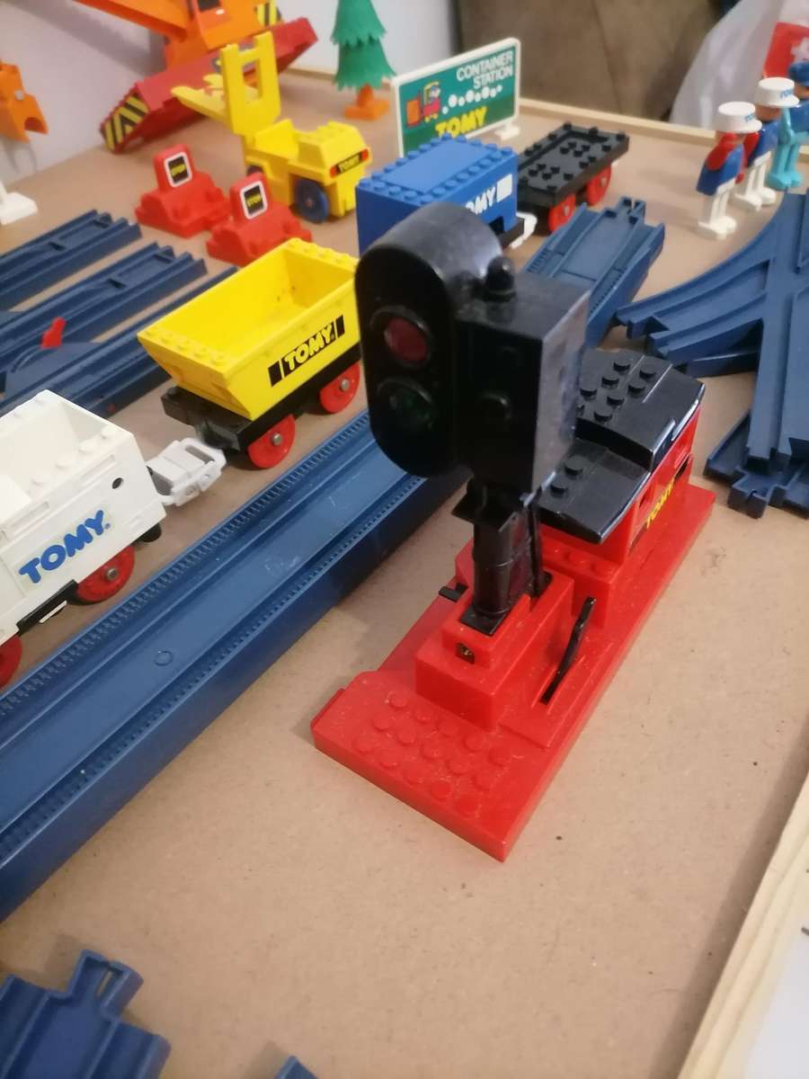 1987 VINTAGE TOMY THOMAS TOMYTRAIN 29 TRACKS, MOTORIZED TRAIN & MORE - MASSIVE BUNDLE