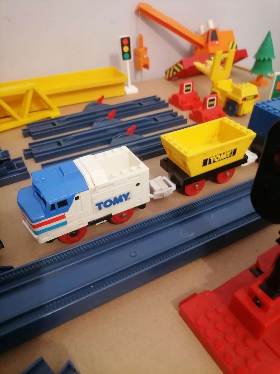 1987 VINTAGE TOMY THOMAS TOMYTRAIN 29 TRACKS, MOTORIZED TRAIN & MORE - MASSIVE BUNDLE