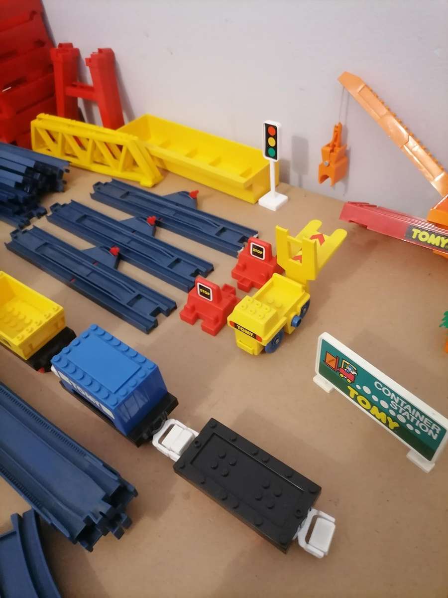1987 VINTAGE TOMY THOMAS TOMYTRAIN 29 TRACKS, MOTORIZED TRAIN & MORE - MASSIVE BUNDLE