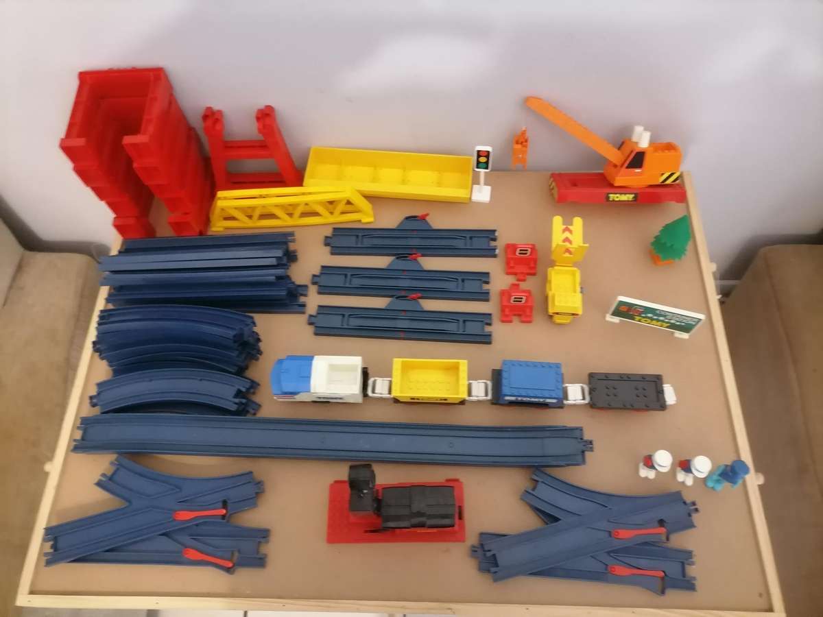 1987 VINTAGE TOMY THOMAS TOMYTRAIN 29 TRACKS, MOTORIZED TRAIN & MORE - MASSIVE BUNDLE