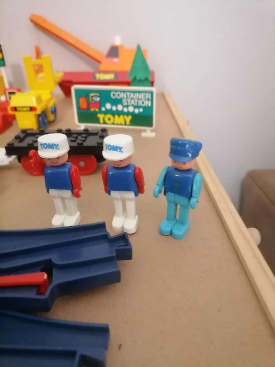 1987 VINTAGE TOMY THOMAS TOMYTRAIN 29 TRACKS, MOTORIZED TRAIN & MORE - MASSIVE BUNDLE