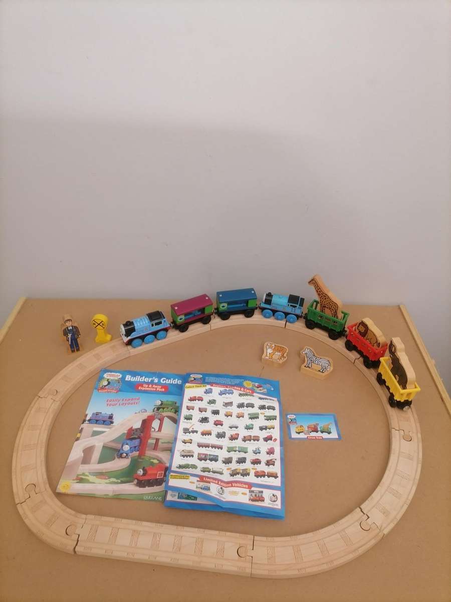 VINTAGE 2002 THOMAS & FRIENDS WOODEN RAILWAY - LOCAMOTIVE FULL ON METAL DIE CAST WORKS WITH BATTERIE