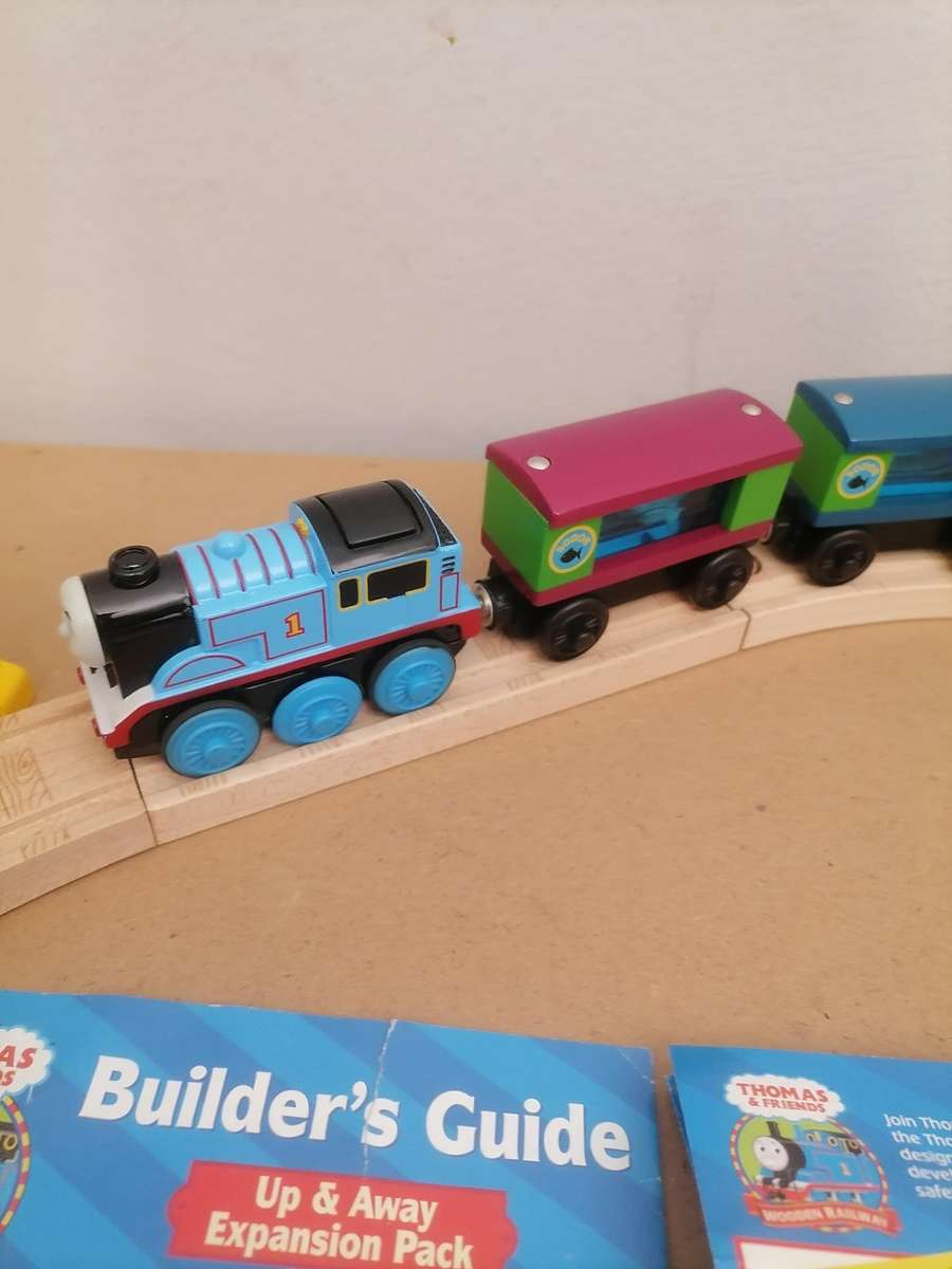 VINTAGE 2002 THOMAS & FRIENDS WOODEN RAILWAY - LOCAMOTIVE FULL ON METAL DIE CAST WORKS WITH BATTERIE