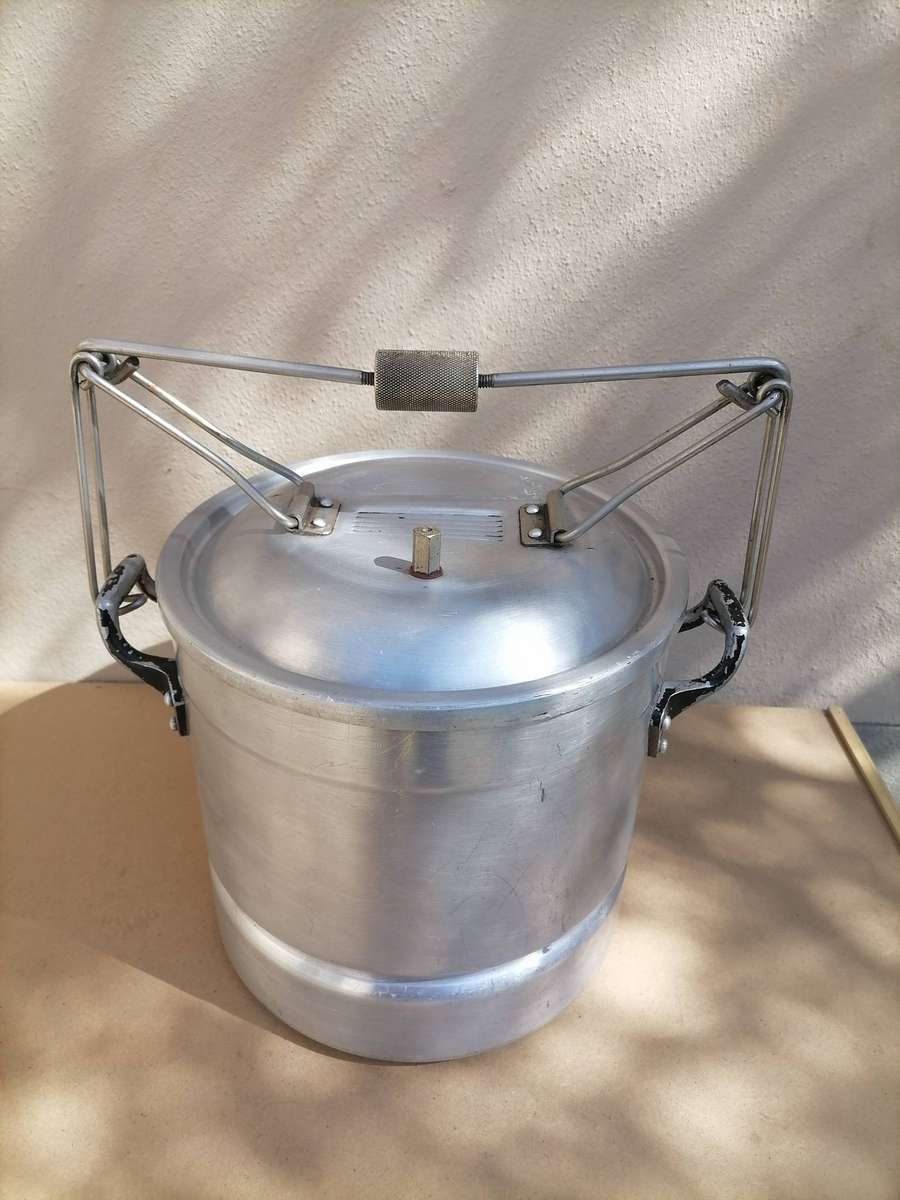 AN INCREDIBLE UNICO COOKING POT - Aluminum with thick bottom