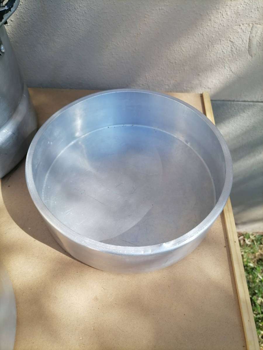 AN INCREDIBLE UNICO COOKING POT - Aluminum with thick bottom