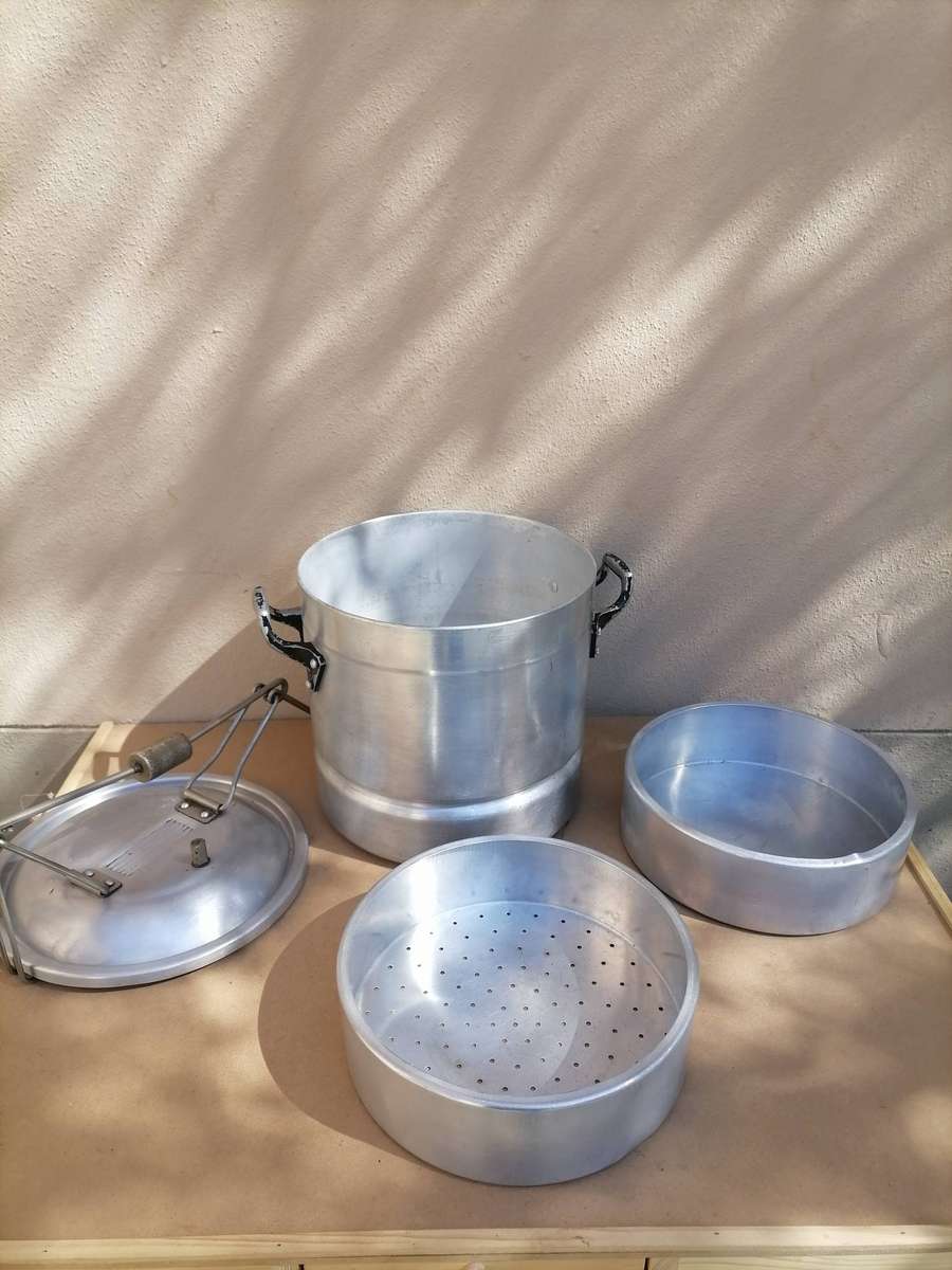 AN INCREDIBLE UNICO COOKING POT - Aluminum with thick bottom