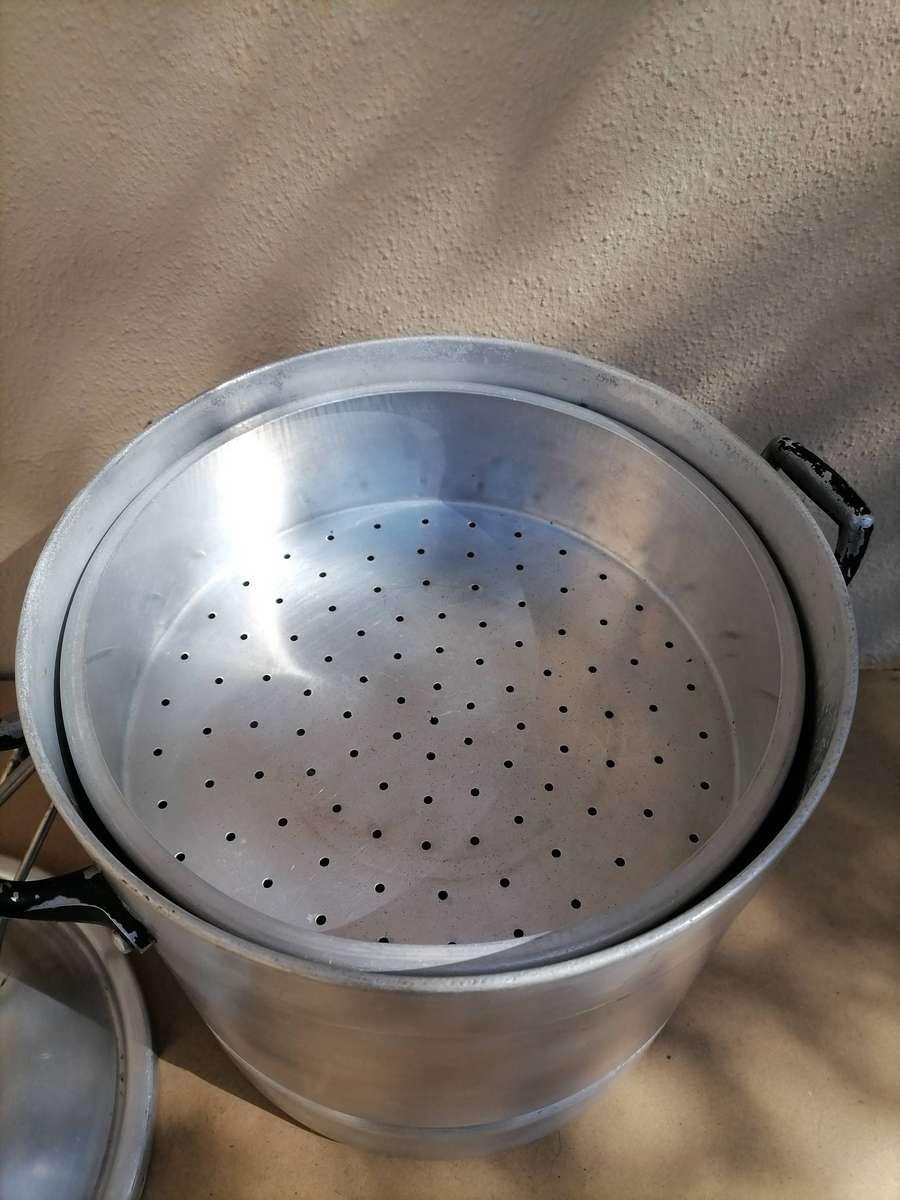 AN INCREDIBLE UNICO COOKING POT - Aluminum with thick bottom