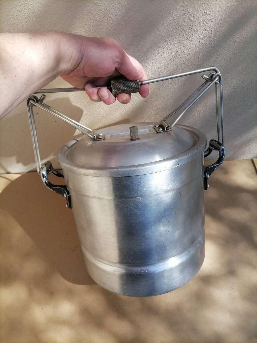 AN INCREDIBLE UNICO COOKING POT - Aluminum with thick bottom