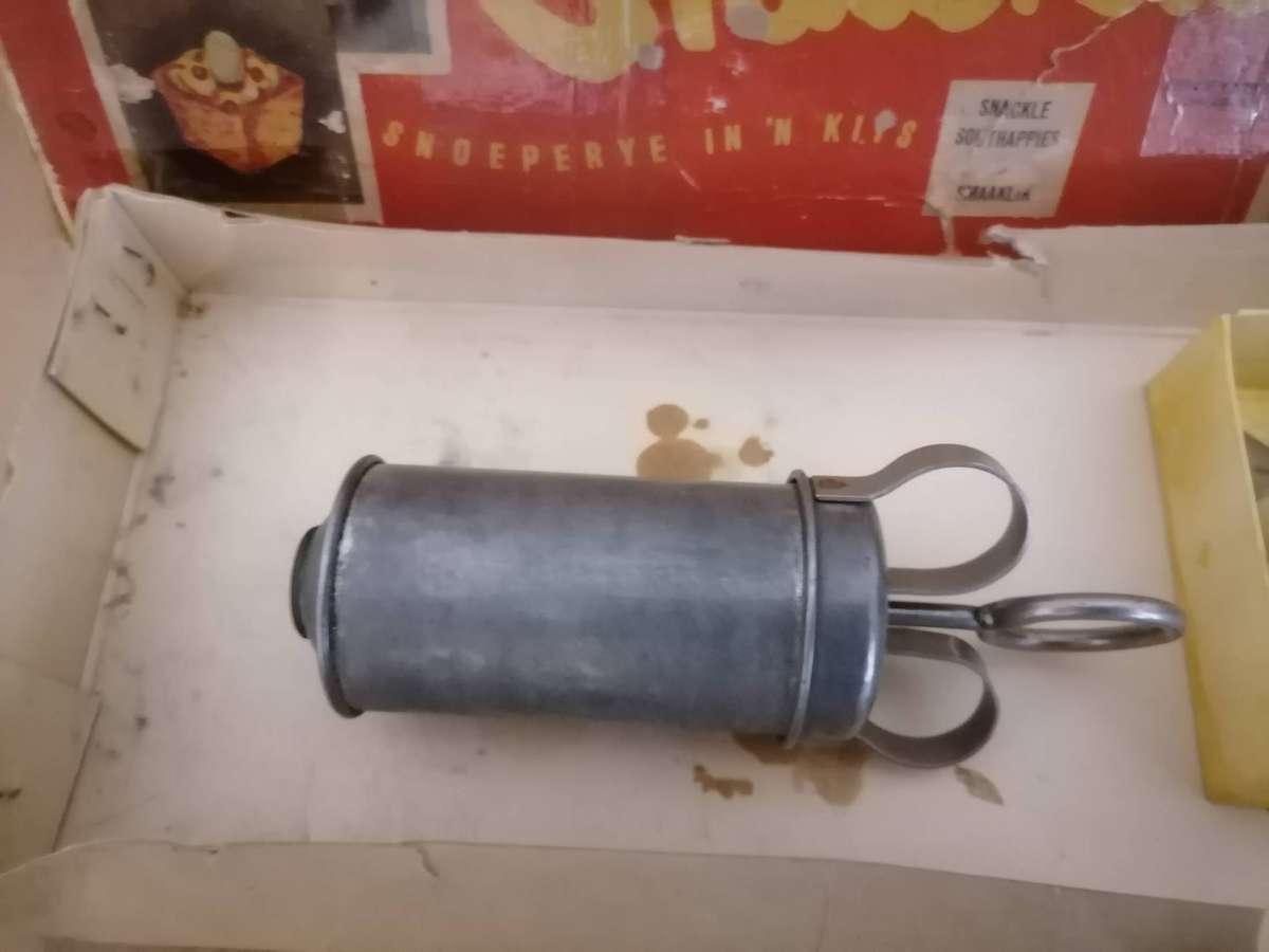 Vintage Snackle Iron set, a kitchen tool used to make deep-fried treats like fritters or rosettes