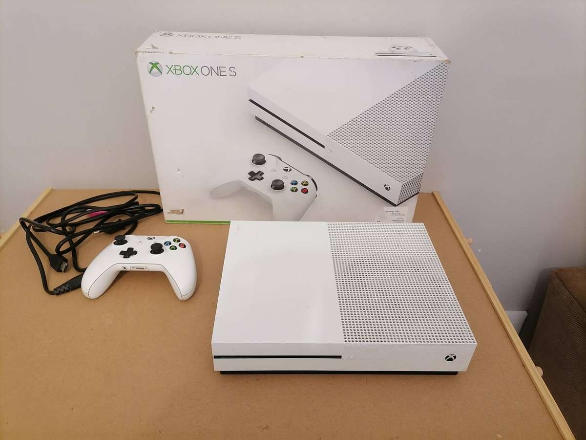 Xbox One S Console 500 GB HDD with Remote 2 Controllers & HDMI Power Supply & Rechargeable Battery