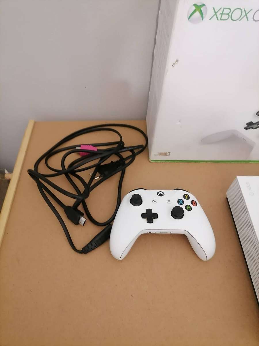 Xbox One S Console 500 GB HDD with Remote 2 Controllers & HDMI Power Supply & Rechargeable Battery