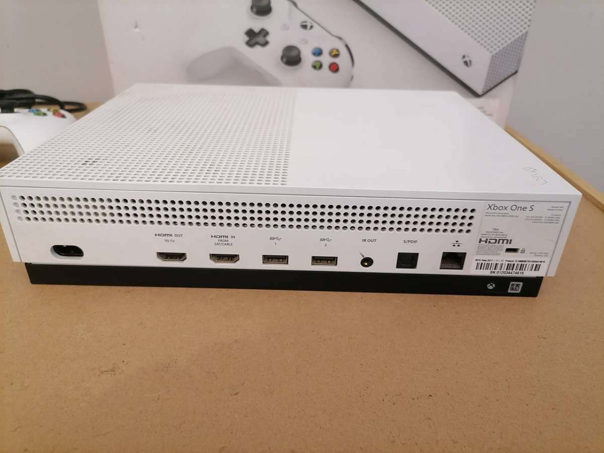 Xbox One S Console 500 GB HDD with Remote 2 Controllers & HDMI Power Supply & Rechargeable Battery