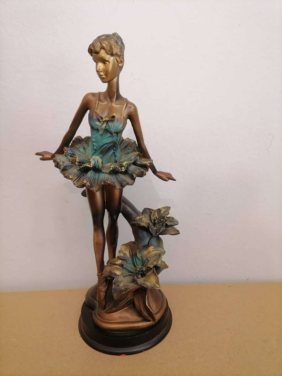 Elegant Ballet Dancer Statue  A Unique Artistic Piece - MADE from RESIN - 31 CM HEIGHT - Marked