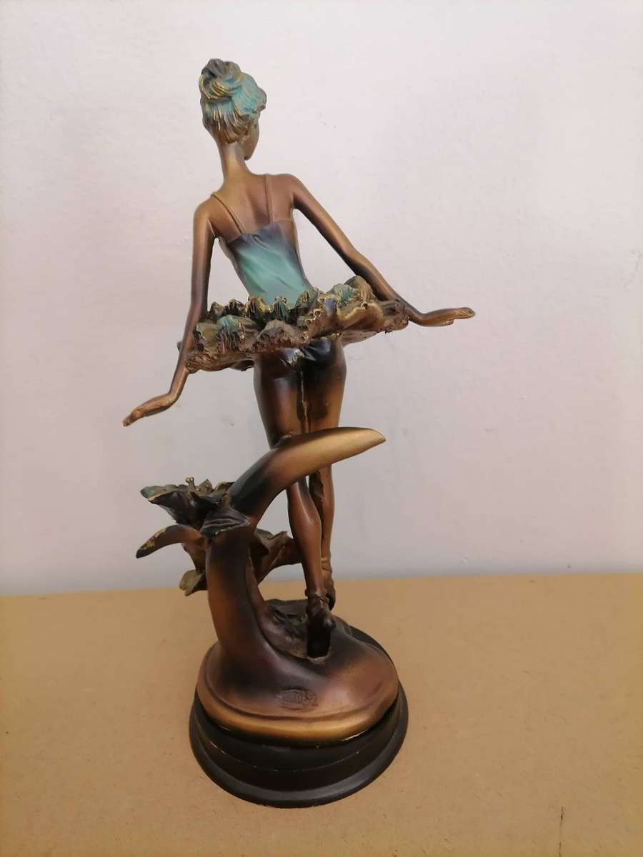Elegant Ballet Dancer Statue  A Unique Artistic Piece - MADE from RESIN - 31 CM HEIGHT - Marked