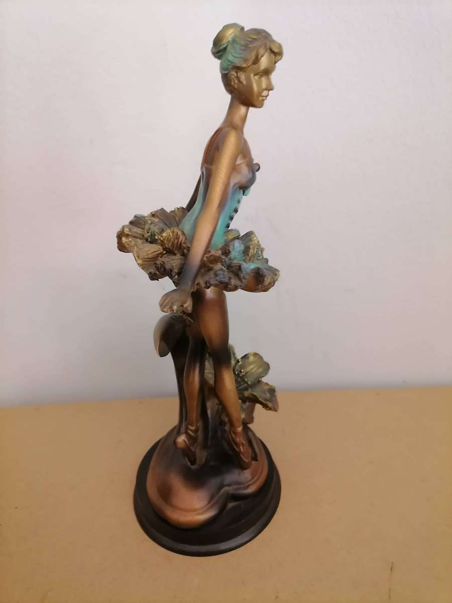 Elegant Ballet Dancer Statue  A Unique Artistic Piece - MADE from RESIN - 31 CM HEIGHT - Marked