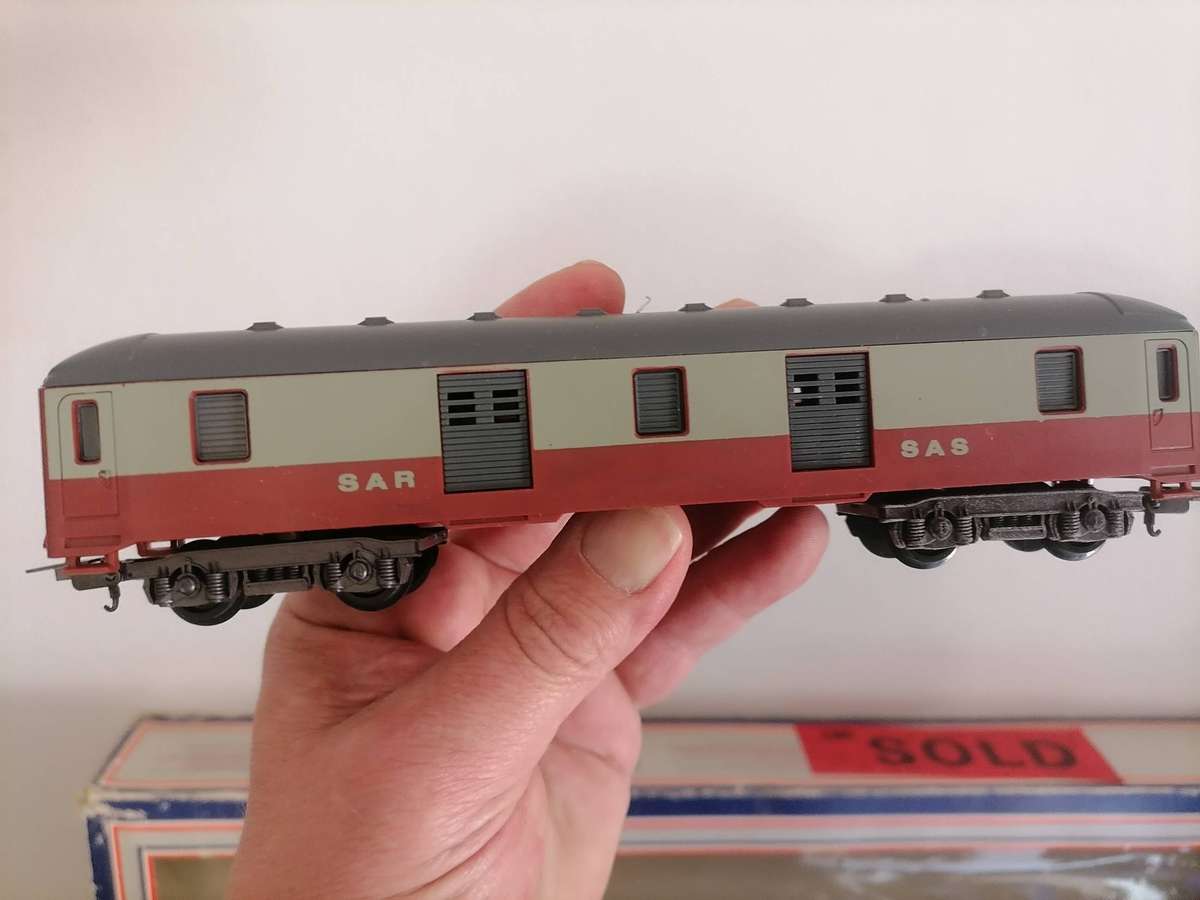 Massive Lima train SET SAR - HO SCALE - 2 LOCAMOTIVES RUNNING TESTED  - ORIGINAL BOX - 94 TRACKS