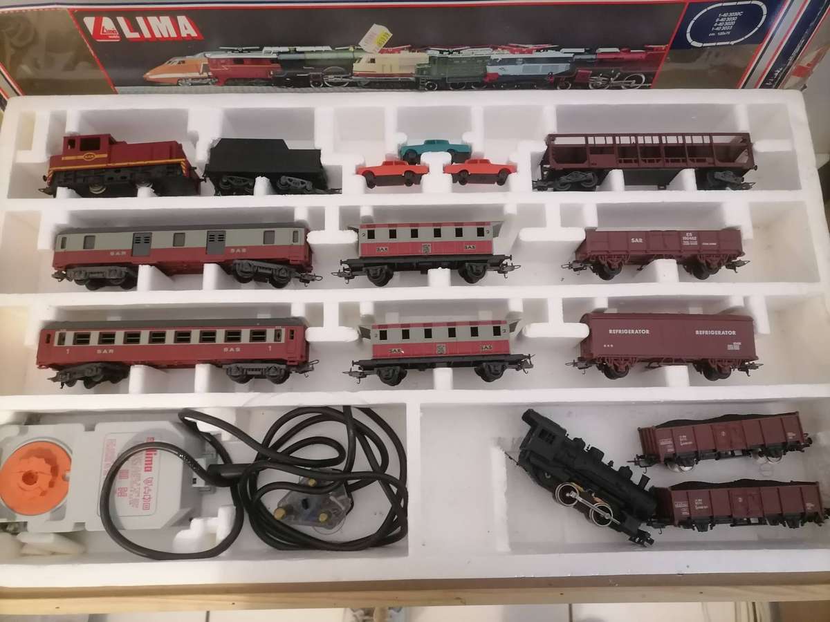 Massive Lima train SET SAR - HO SCALE - 2 LOCAMOTIVES RUNNING TESTED  - ORIGINAL BOX - 94 TRACKS