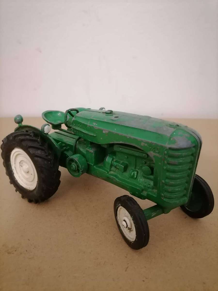 Large Moko Lesney Massey Harris 745D Tractor - 16 CM L X 8,5 CM H