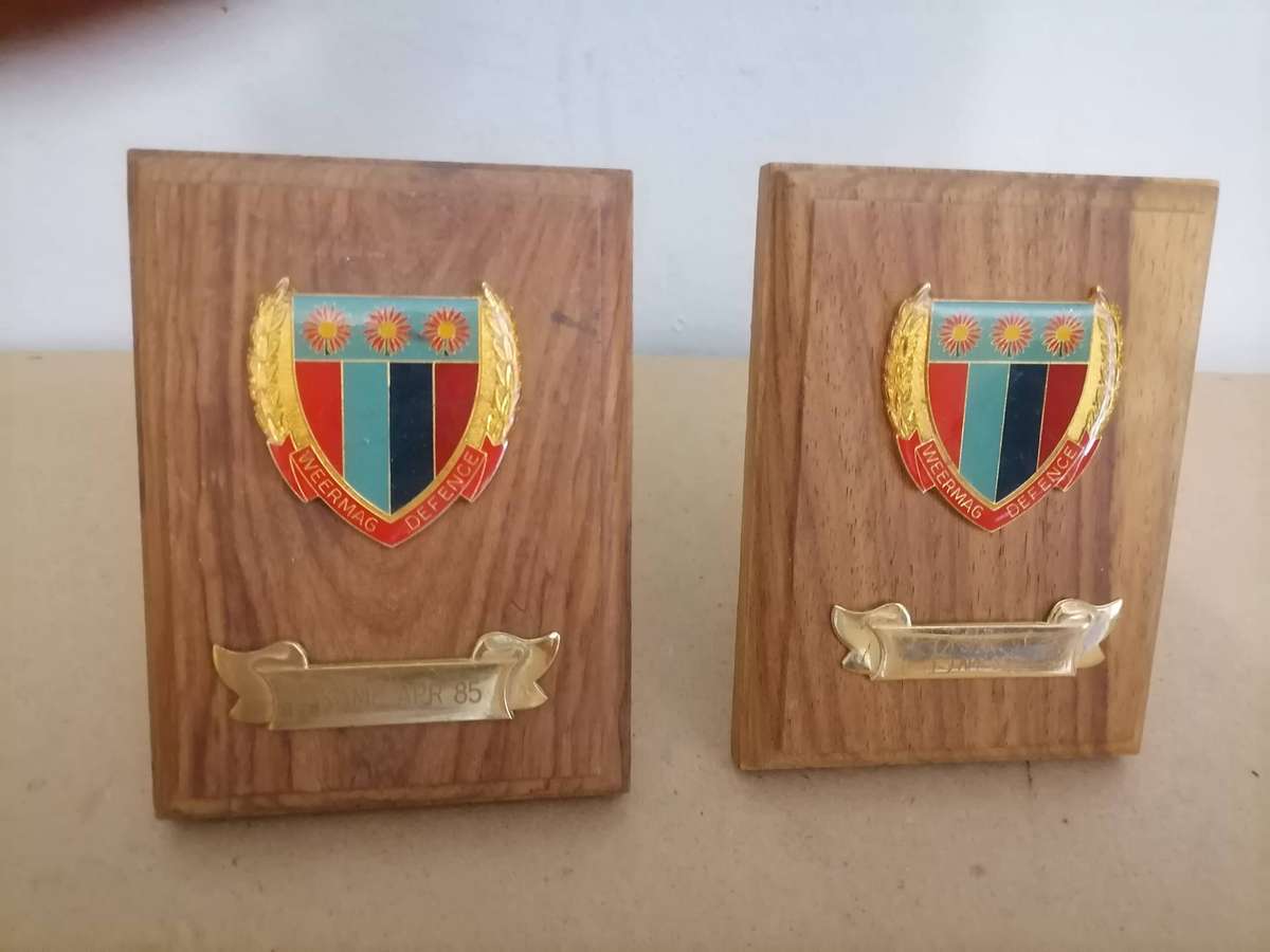 2 X 1985 WEERMAG DEFENCE Metal Shoulder FLASH BADGES ON PLAQUE