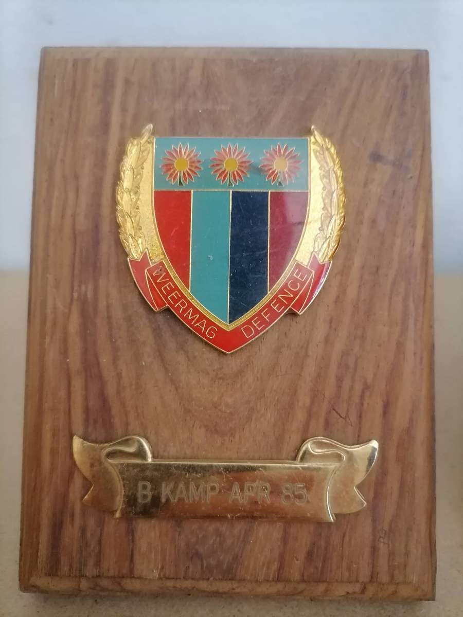 2 X 1985 WEERMAG DEFENCE Metal Shoulder FLASH BADGES ON PLAQUE
