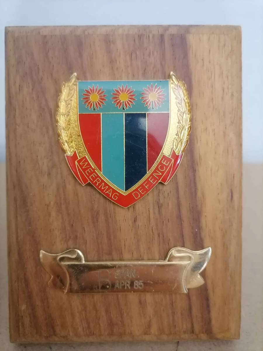 2 X 1985 WEERMAG DEFENCE Metal Shoulder FLASH BADGES ON PLAQUE
