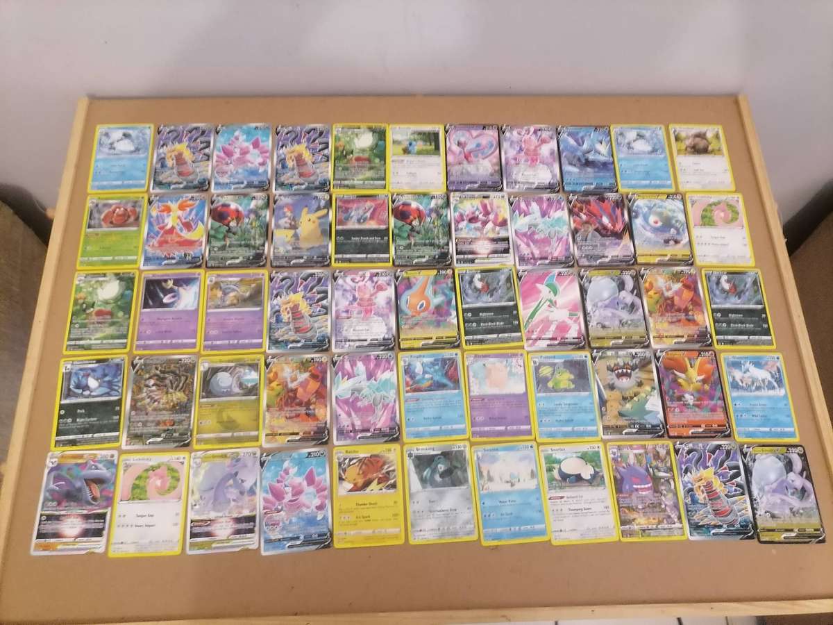 90 Pokémon Cards 2022 Nintendo - 100% ORIGINAL - 81 Normal Cards - 9 Holo Cards AMAZING CONDITION
