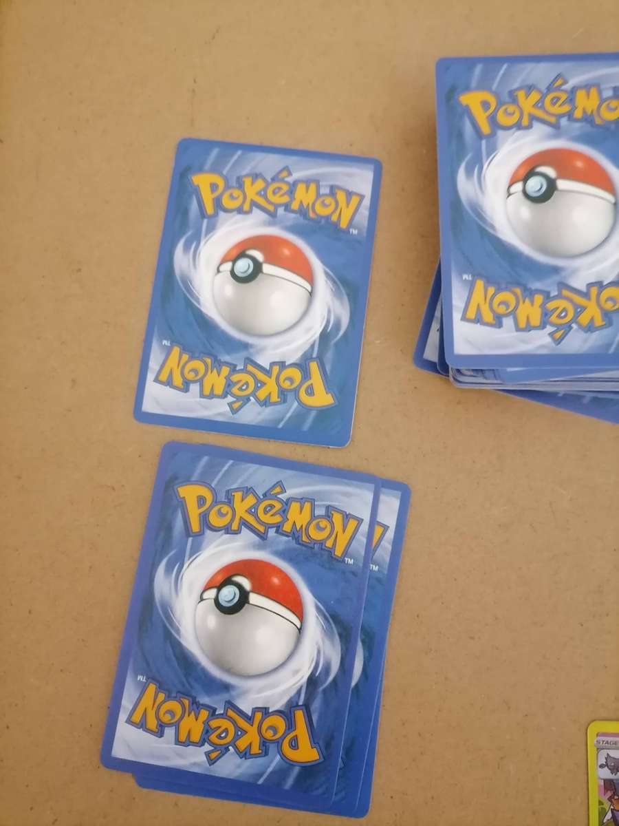 90 Pokémon Cards 2022 Nintendo - 100% ORIGINAL - 81 Normal Cards - 9 Holo Cards AMAZING CONDITION