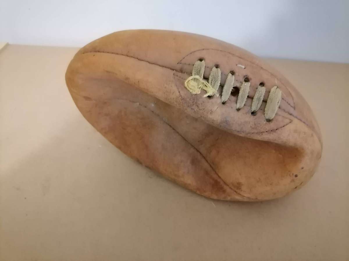 Rugby Ball: Vintage 6 Panel Leather Ball