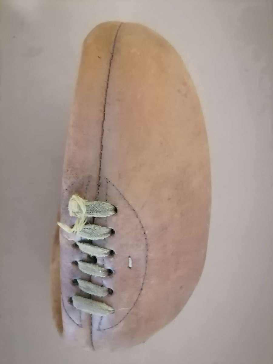 Rugby Ball: Vintage 6 Panel Leather Ball