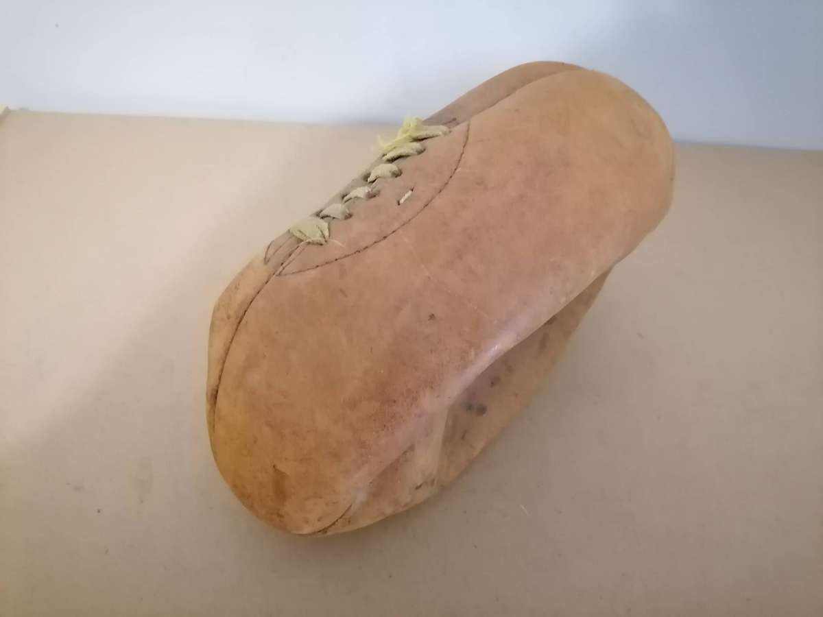 Rugby Ball: Vintage 6 Panel Leather Ball
