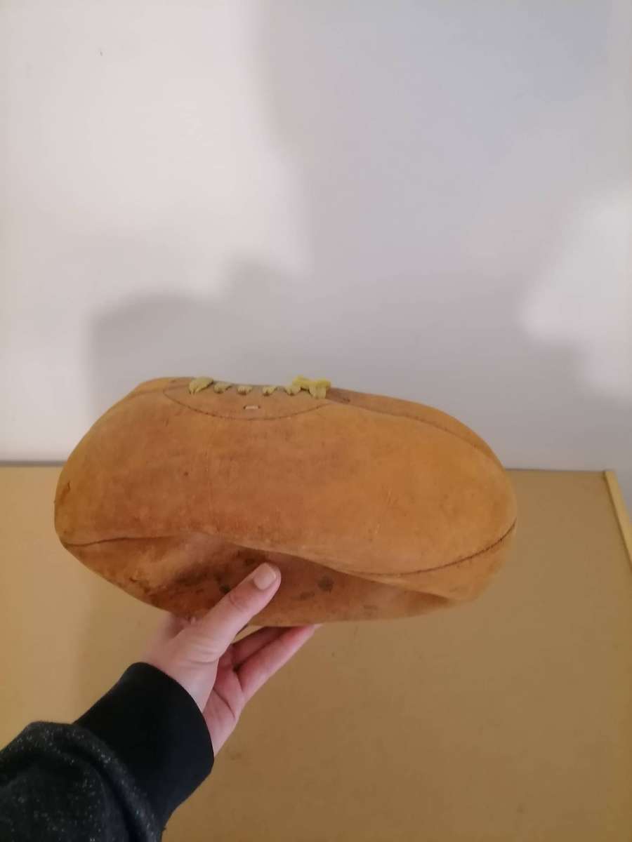 Rugby Ball: Vintage 6 Panel Leather Ball