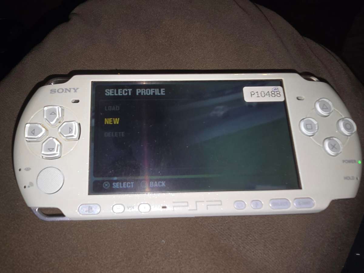 PSP 3000 Console - White with memory card, UMD a little noisy every now and again