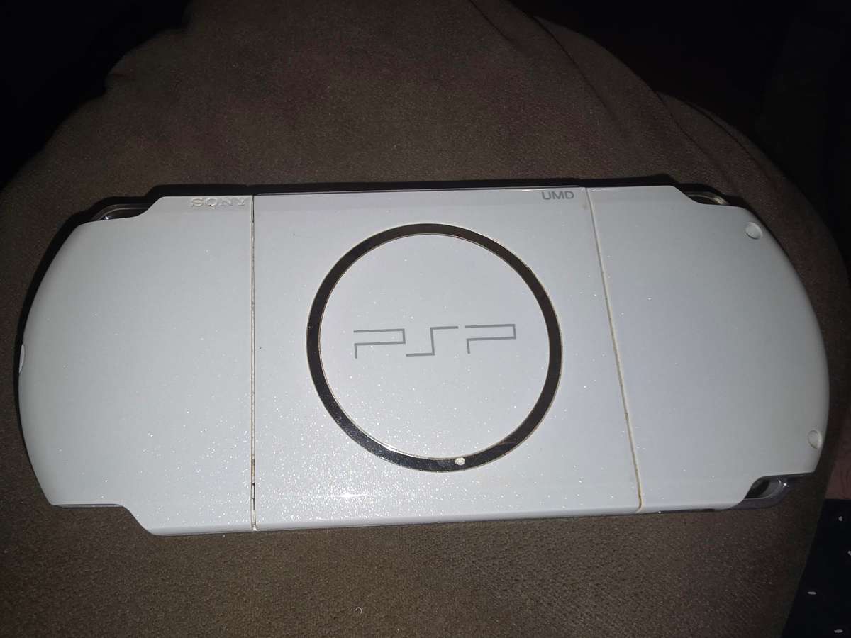 PSP 3000 Console - White with memory card, UMD a little noisy every now and again