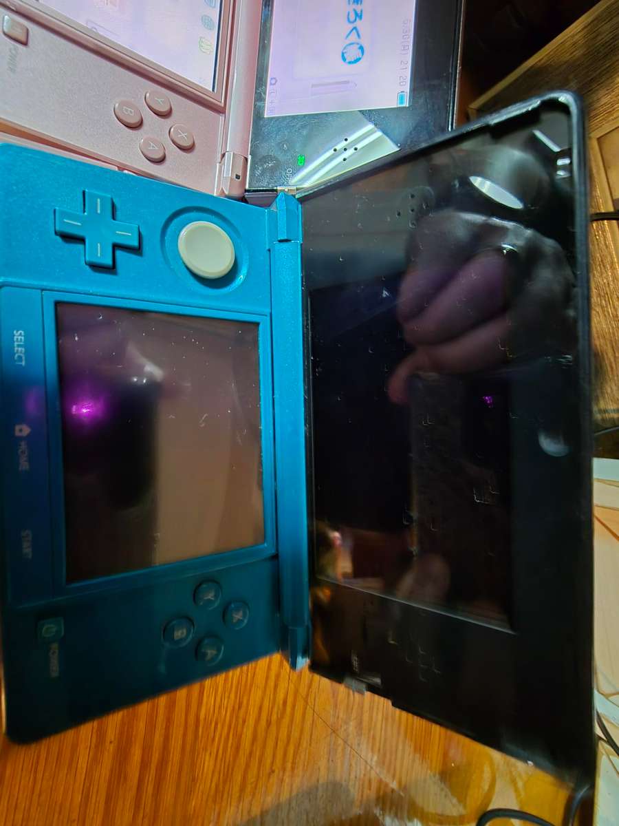 JOBLOT - 4 x Japanese Nintendo 3DS Consoles - please see description