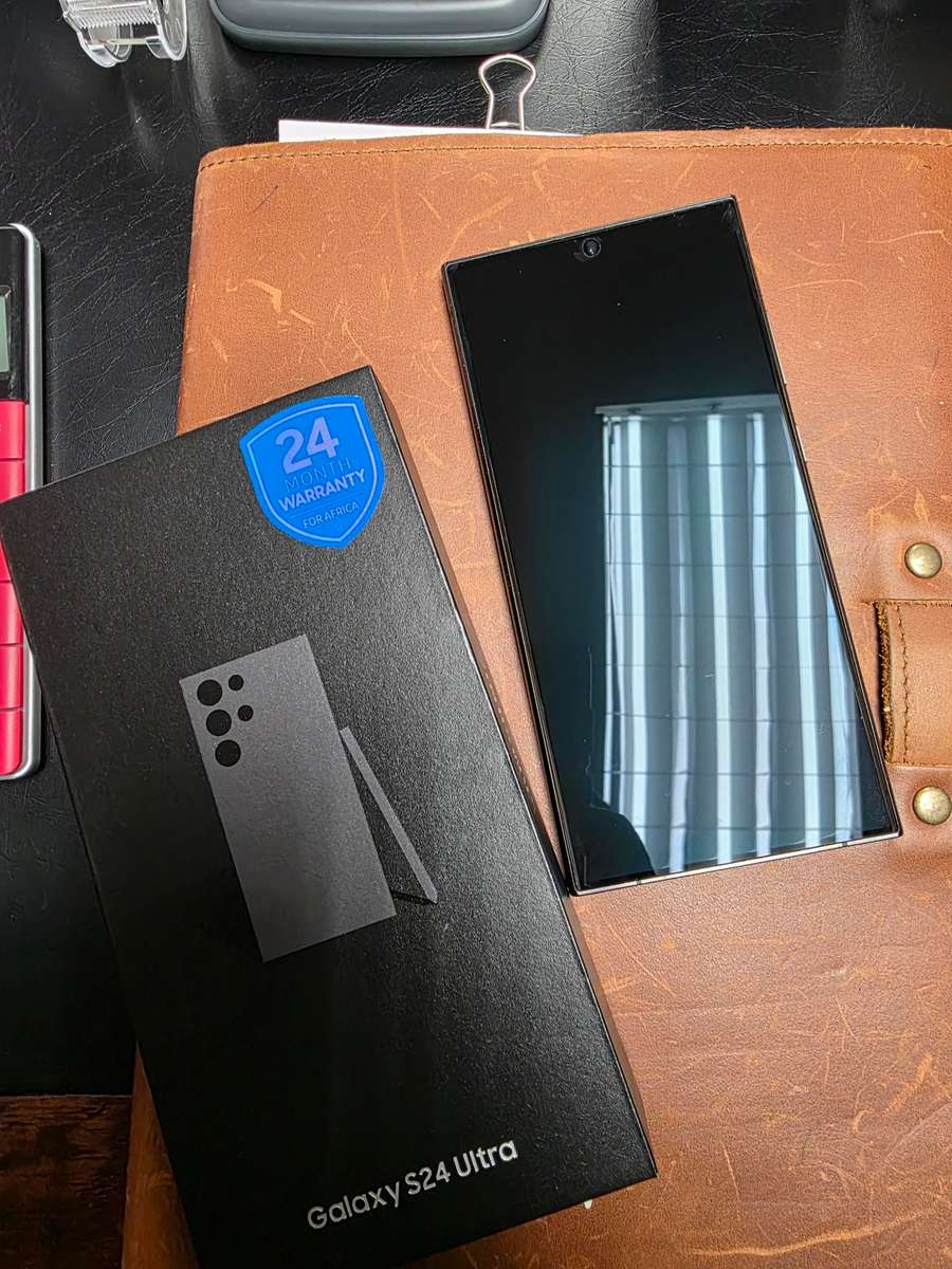 Samsung S24 Ultra 256gb - Like New - with box and cover
