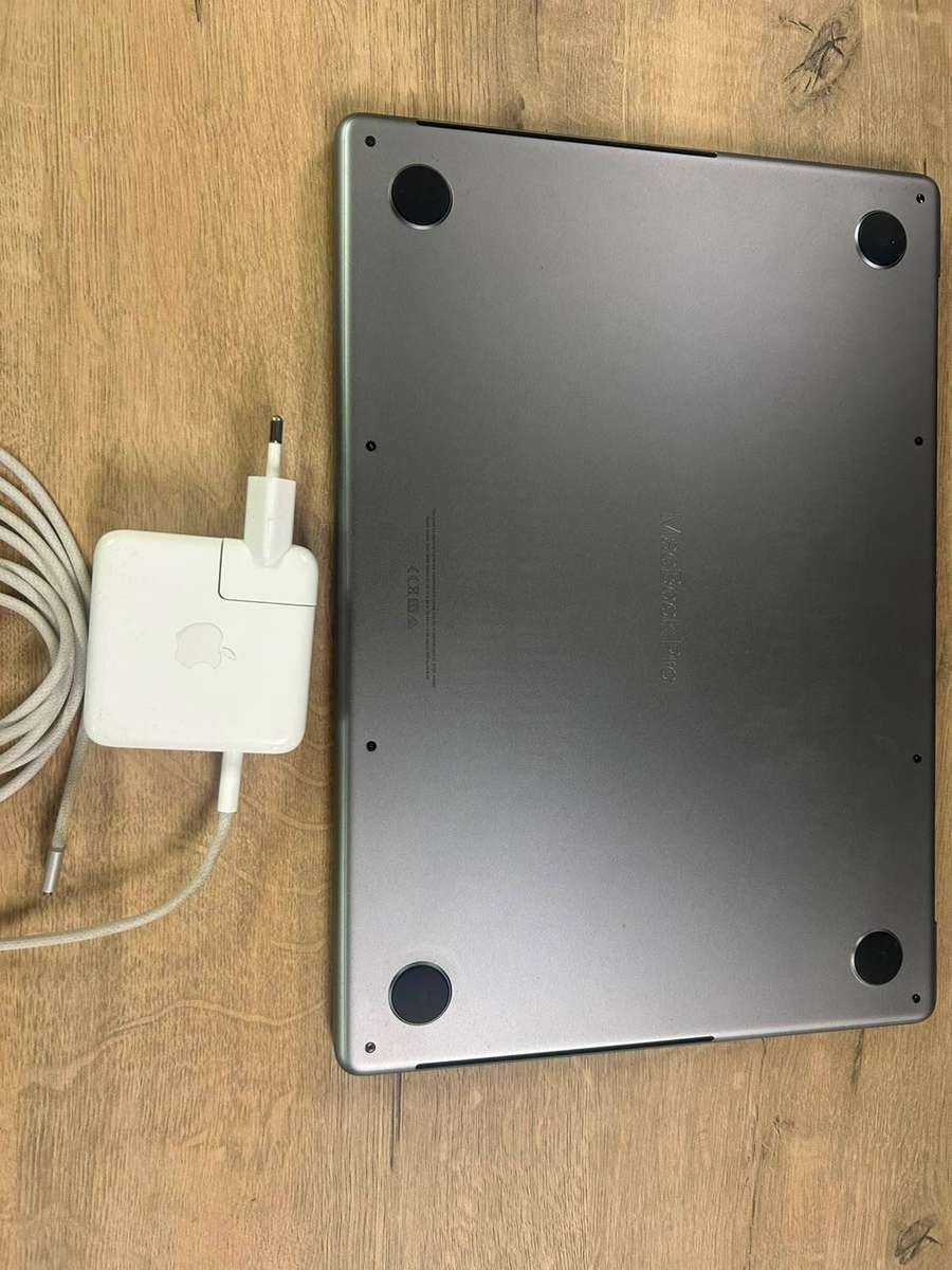 MacBook Pro 14-inch 2021 M1 Pro with a Damaged Screen
