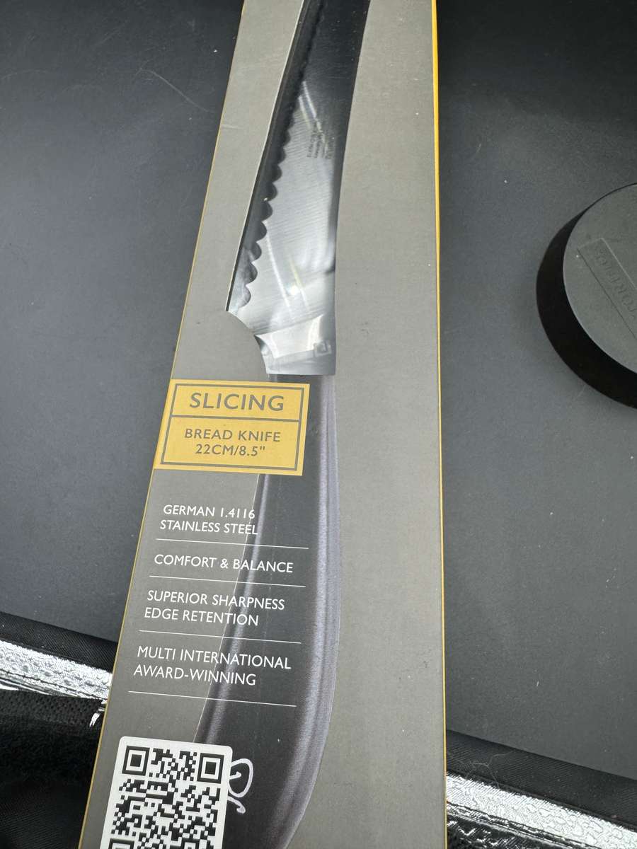 Robert Welch Signature Bread Knife 22cm + PAring Knife
