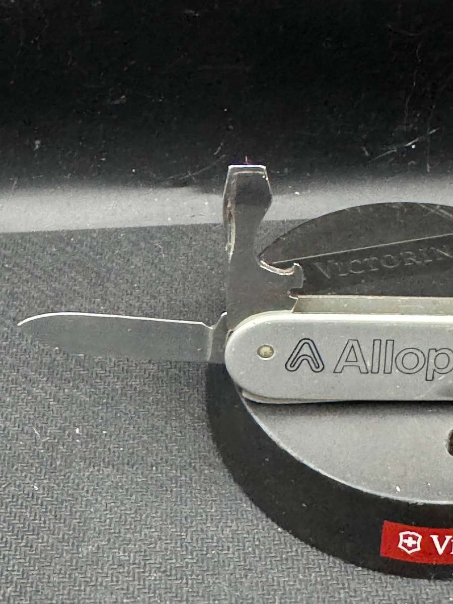 Victorinox Cadet 11 smooth Alox 84mm