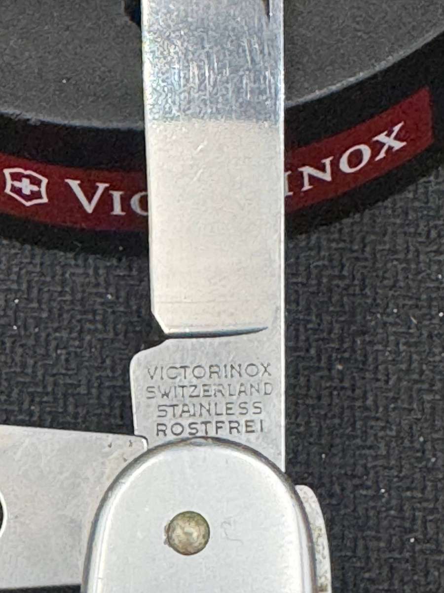 Victorinox Cadet 11 smooth Alox 84mm